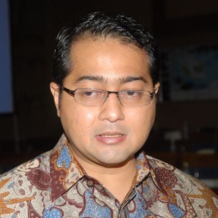 Teuku Riefky Harsa